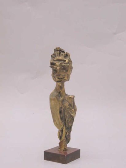 SEGERON XX°S Buste d'homme en bronze doré signé et marqué 3. Hauteur: 23 cm, socle...