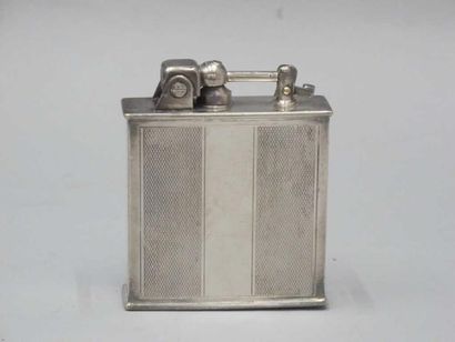 LANCEL Briquet de table en métal argenté à décor de registres de veinerie. Hauteur:...