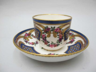 SÈVRES Tasse et sous tasse en porcelaine tendre à décor polychrome de couronnes de...