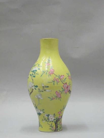 CHINE Vase en porcelaine polychrome émaillé à décor de branches de cerisiers en fleurs...