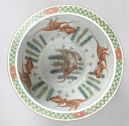 CHINE Vasque à poisson circulaire en porcelaine décoré en émaux polychrome à l'intérieur...