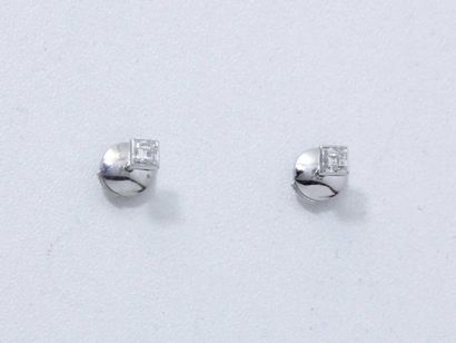 null Paire de clous d'oreilles en or gris 18 K, ornés de diamants carrés en serti...