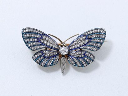 null Délicate broche en or 18 K, stylisant un papillon les ailes déployées habillées...