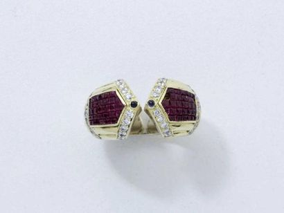 null Bague jonc ouvert godronné en or 18 K, épaulée de motifs en pointe habillés...