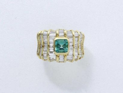 null Belle bague jonc en or 18 k, centrée d'une émeraude carrée à pans coupés en...