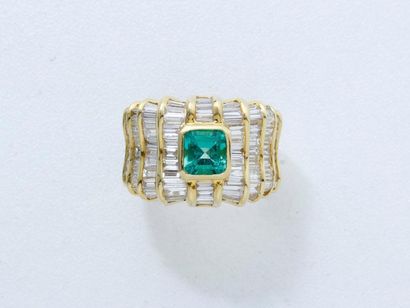 null Belle bague jonc en or 18 k, centrée d'une émeraude carrée à pans coupés en...