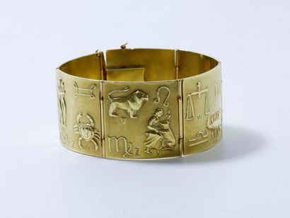 Serge ZELIKSON Bracelet manchette en or 18 K, composé de 6 maillons décorés en relief...