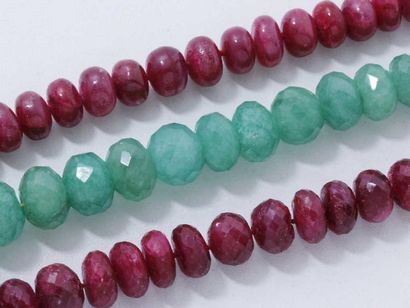 null Lot composé de 3 colliers, composés de rangs de perles de rubis racine pour...