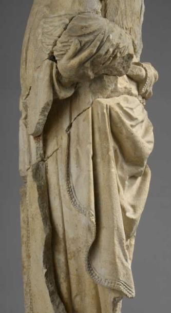 null Vierge à l'Enfant en pierre calcaire sculptée en rondebosse. Debout, elle porte...