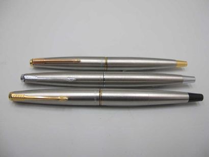 null Lot de trois stylos plume PARKER 45 chromés et plaqué or
