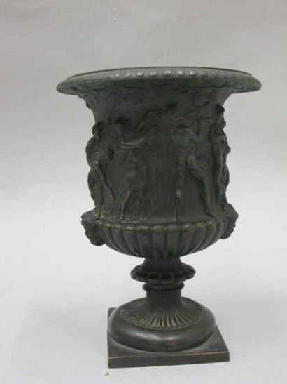 null VASE Médicis en bronze à patine foncée, à décor tournant de musiciens et femmes...