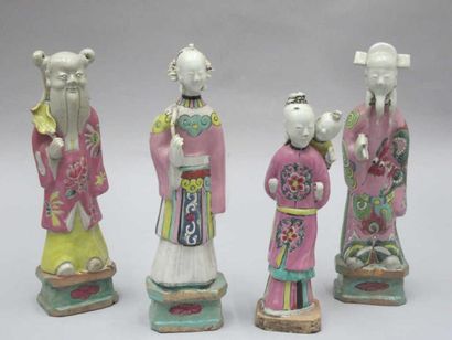 CHINE Quatre statuettes en porcelaine polychrome figurant des Immortels. 19ème siècle....