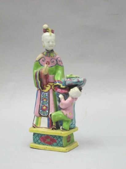 CHINE Statuette en porcelaine polychrome figurant une jeune femme avec un enfant....