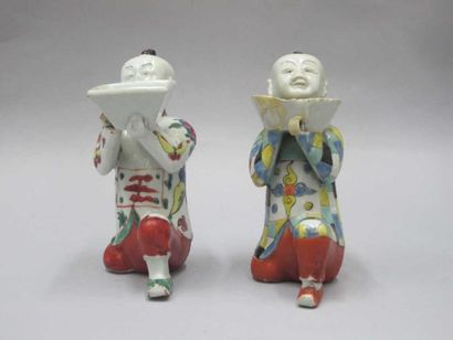 CHINE Deux statuettes en porcelaine polychrome figurant deux enfants agenouillés...