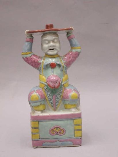 CHINE Statuette en porcelaine polychrome figurant une chimère portant une baguette...