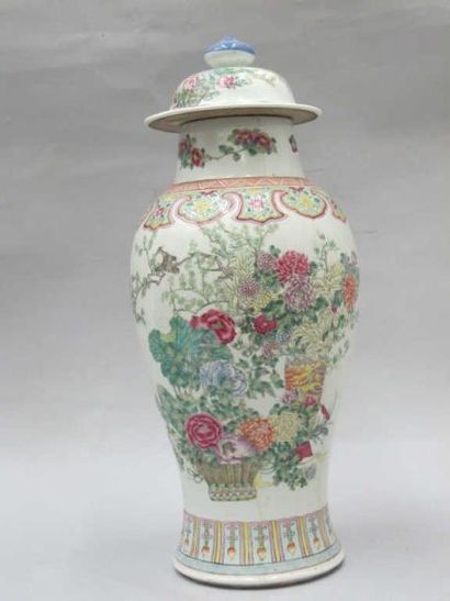 CHINE Potiche couverte en porcelaine à décor émaillé polychrome d'oiseaux, fleurs...