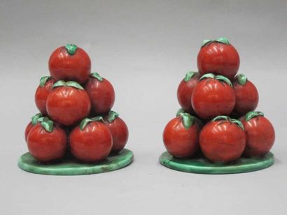 CHINE Paire de petites pyramides de tomates en porcelaine émaillée rouge et vert....