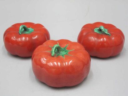 CHINE Trois tomates en porcelaine émaillée rouge corail. 19ème siècle. Diamètre:...