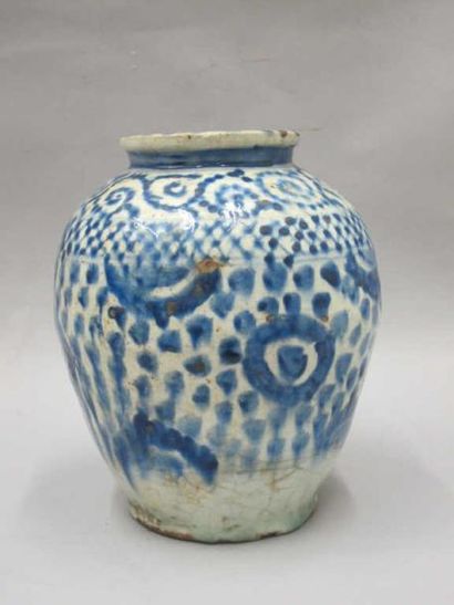 IRAN Vase en céramique à panse balustre à décor en camaïeu bleu de cercles et de...
