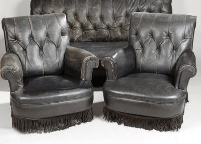 null Paire de fauteuils capitonnés de cuir noir et passementerie. 19ème siècle. (Usures)...
