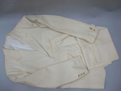 null Costume de scène en fine gabardine de laine crème. Veste et pantalon à revers....