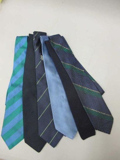 null Trois cravates en soie, dont une rayée bleu et vert et une écossaise. Griffées...