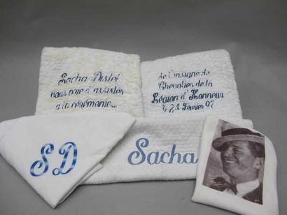 null Deux serviettes en coton blanc brodé bleu marine: " Sacha vous invite à assister...
