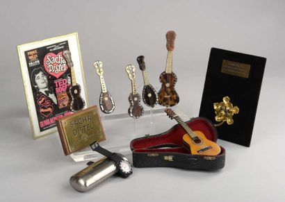 null Trois guitares et deux mandolines miniatures en placage d'écaille, d'os et de...