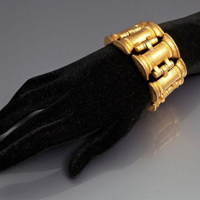 null Antigona - (années 1980) Elégant bracelet manchette en laiton doré estampé ouvragé...