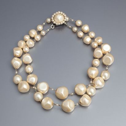 null Gérard Darel - (années 2000) Collier composé de 41 perles fantaisie asymétriques,...