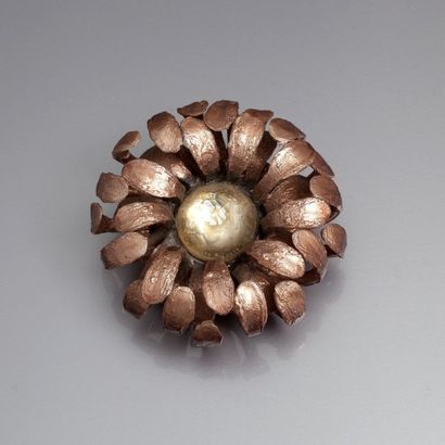 null Monique Védié - (années 1940) Broche modèle " Chrysanthème " en résine de talosel...