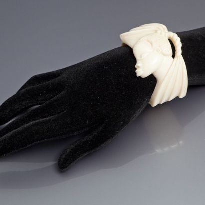 null Travail Africain - (années 1990) Bracelet manchette en ivoire sculpté figurant...