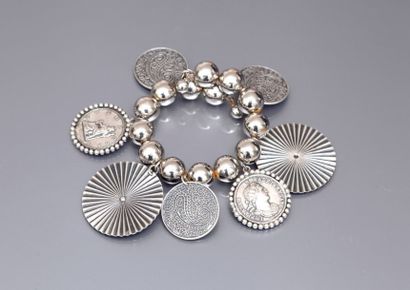 null La Porte Bleue - (années 1980) Bracelet rigide composé de 16 perles de métal...