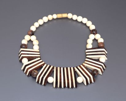 null Travail Français - (années 1930) Collier plastron moderniste composé de perles...