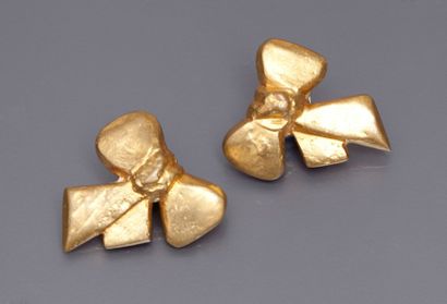 null Line Vautrin - (1913-1997) Paire de clips d'oreilles en bronze doré figurant...