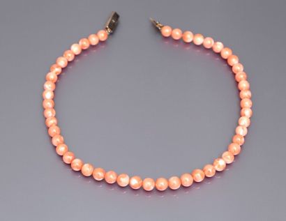 null Travail Français - (années 1960) Collier de 49 perles de corail " peau d'ange...