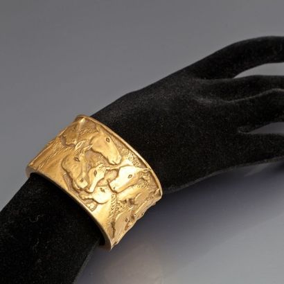 null Jaded - (1991 - Etats Unis) Elégant bracelet manchette en bronze doré ciselé...
