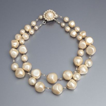 Collier composé de 41 perles fantaisie asymétriques,...