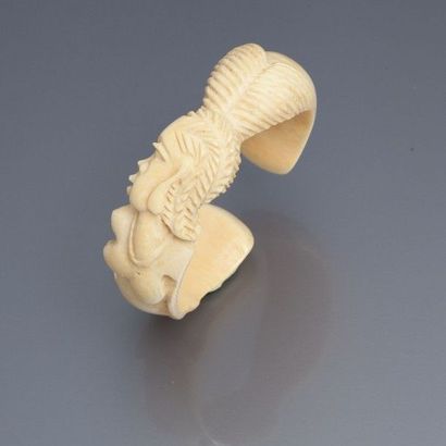 null Travail Africain - (années 1990) Bracelet rigide en ivoire sculpté figurant...