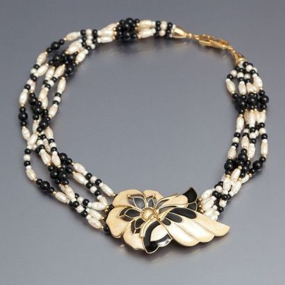 null Trifari - (années 1960 - Etats Unis) Collier composé de 5 rangs de perles fantaisie,...
