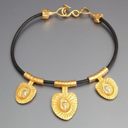 null Cyclope - (années 1990) Collier de style antique gréco-romain en laiton doré...