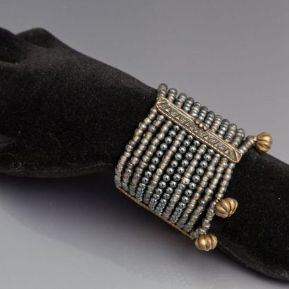 null Césarée - (années 1980) Bracelet manchette composé de 24 rangs de perles de...
