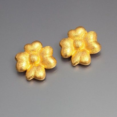 null Gontié - (années 1980) Paire de clips d'oreilles " fleurs " en laiton doré estampé...