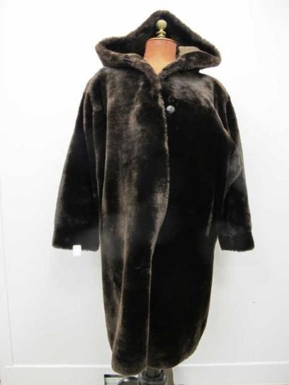 Yves Saint LAURENT Manteau de fourrure synthétique avec capuche.
