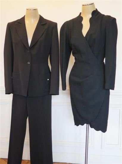 T.Mugler et Bye Lot comprenant: 1 robe en crêpe noir Thierry Mugler T.44 et 1 tailleur...
