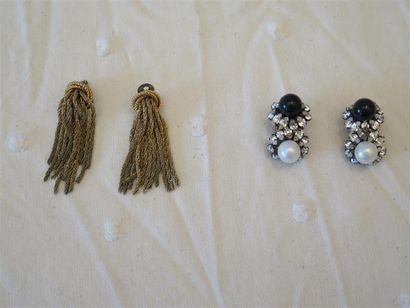 null Lot de 2 paires de boucle d'oreilles: 1 strass et perles,&,1 métal doré, vintage...