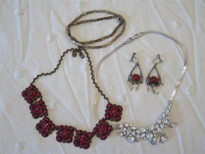 Zazou Lot de bijoux comprenant: 3 colliers et 1 paire de boucles d'oreilles ethn...
