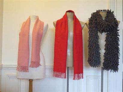 null Lot comprenant: 1 écharpe en cachemire rouge,1 écharpe en cachemire et laine...