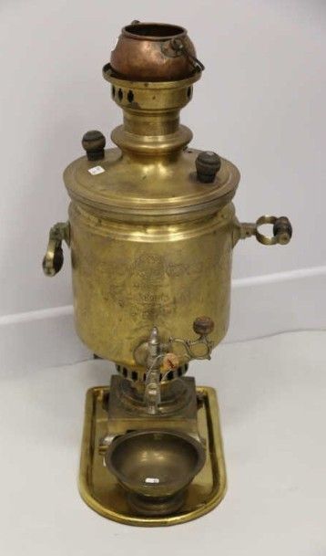 null Samovar, Russie Impérial. On y joint un lot d'accessoires