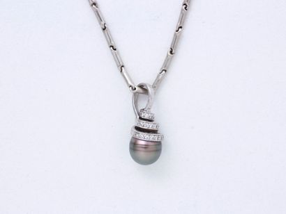 null Pendentif en or gris 18 K, orné d'une perle grise d'environ 9.40 mm surmontée...